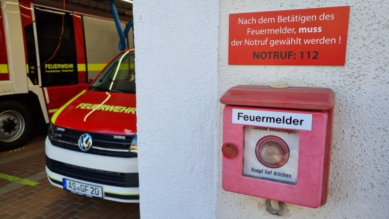 Der rote Knopf am Feuerwehrhaus