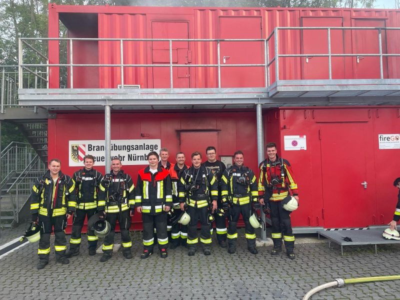 Atemschutzträger üben im Brandcontainer