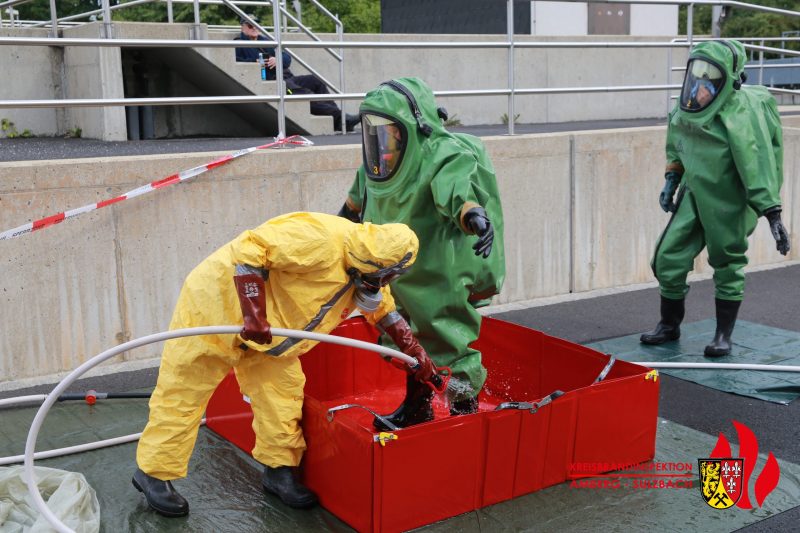 Übung mit Chemikalienschutzanzügen