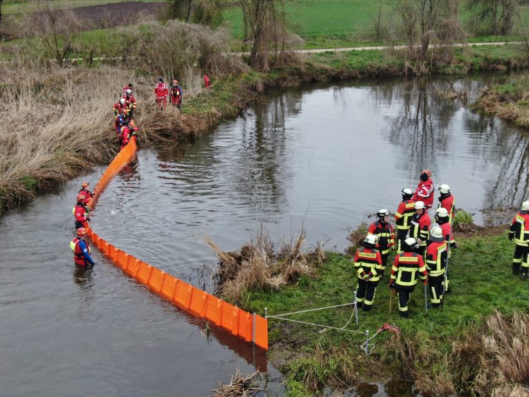 Read more about the article Wasserwacht und Feuerwehr üben Zusammenspiel