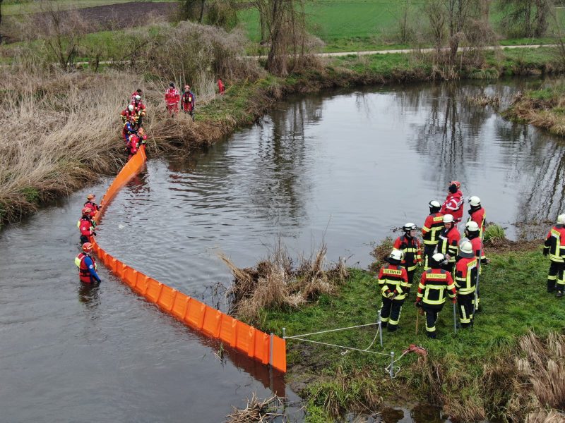 Wasserwacht und Feuerwehr üben Zusammenspiel